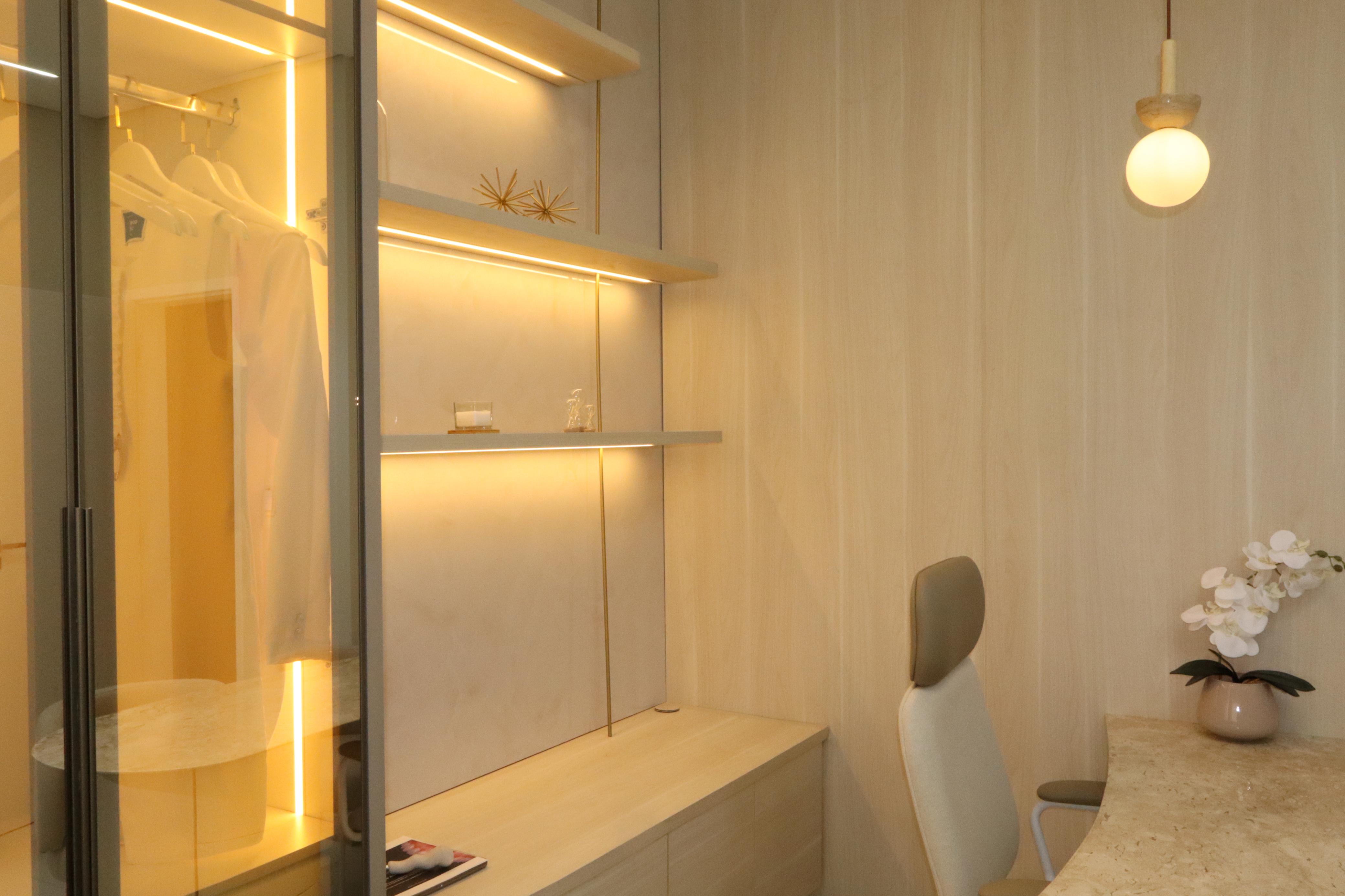 Sala clínica com iluminação acolhedora